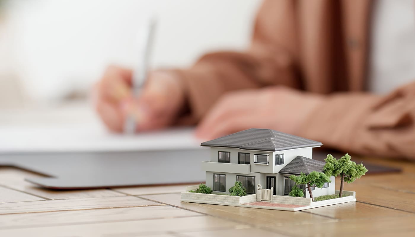 家の模型と手続きの様子