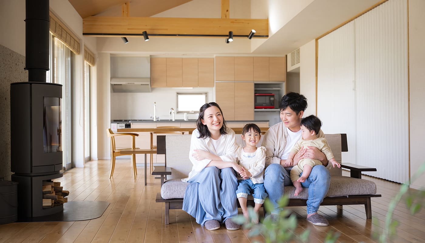 暖炉のあるリビングでの家族団らんの様子