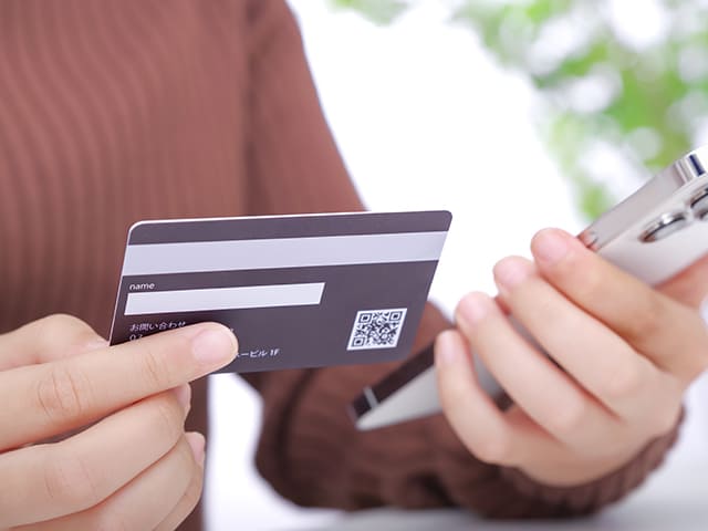カードをスマホを見比べるイメージ