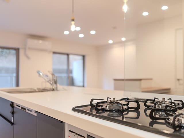 ガスコンロとリビングの照明