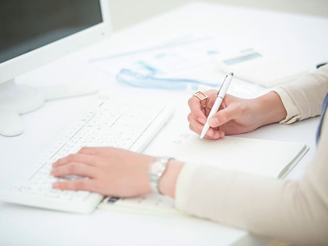 オフィスのデスクで作業する女性