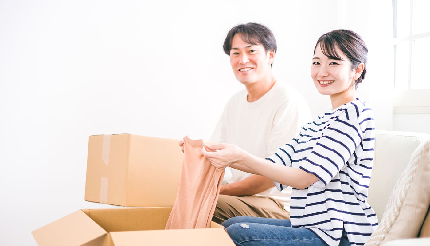 引っ越し準備をする男女