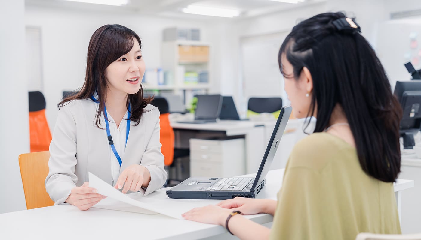 役所で手続きをする女性