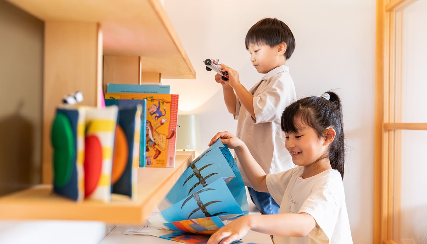 絵本を広げる子どもの横顔