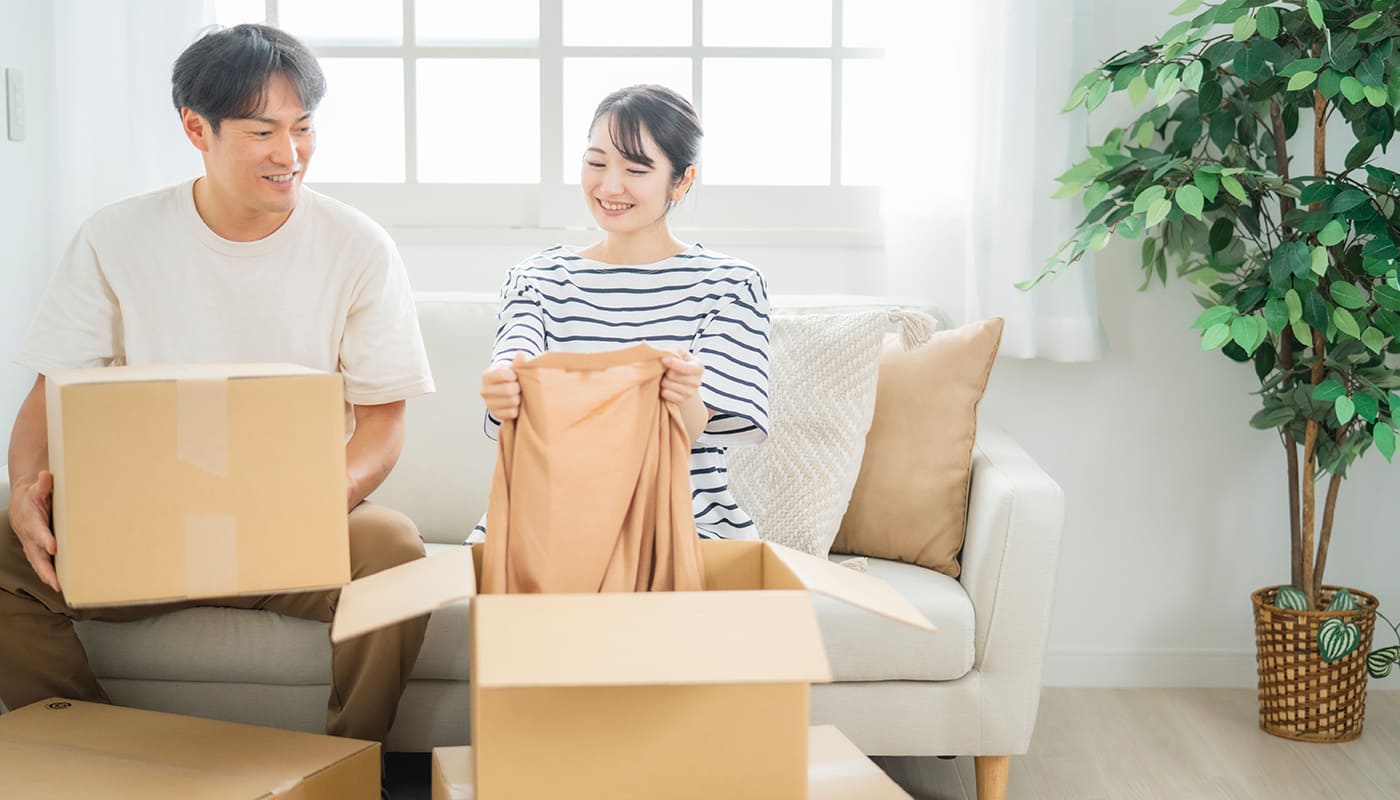 引っ越し準備をする夫婦