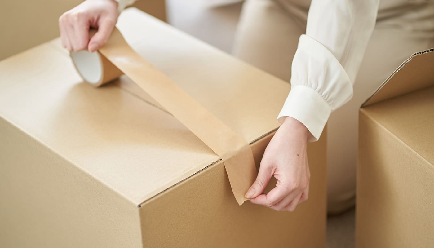 段ボールに封をする様子