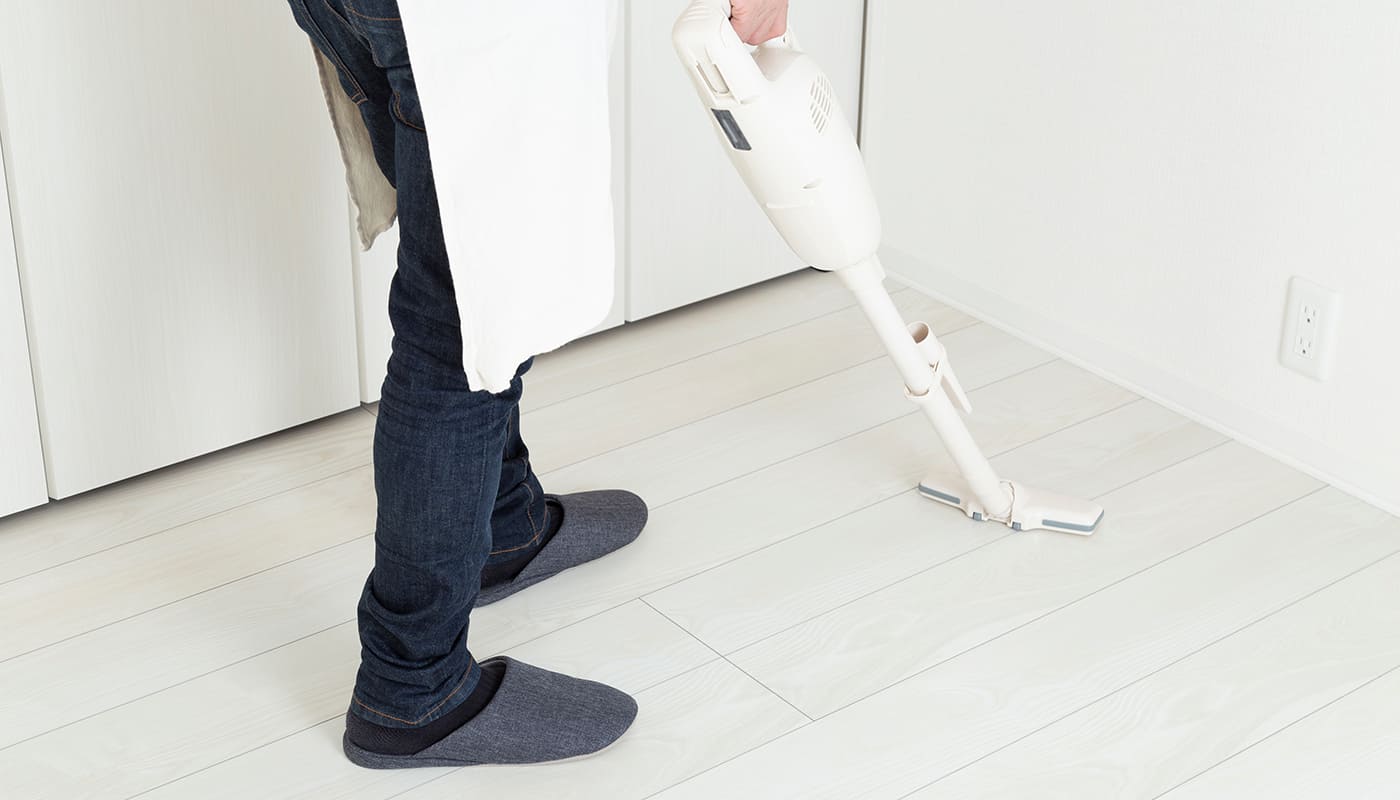 掃除機をかける男性
