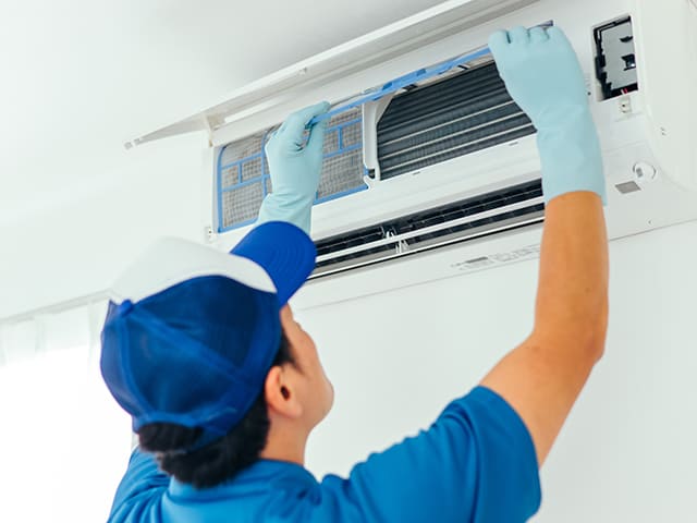 エアコンを設置する作業員男性