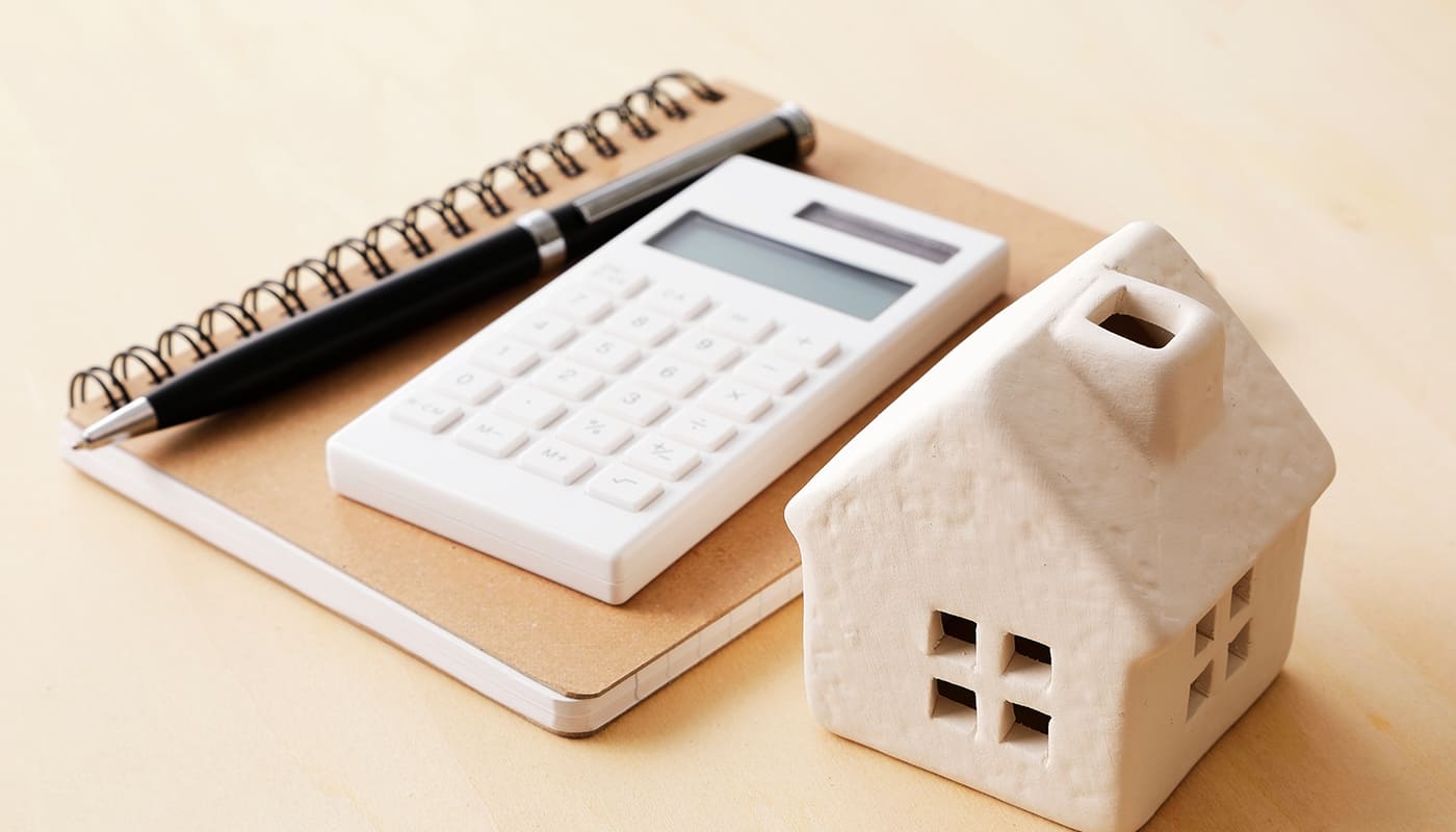 家の模型と電卓