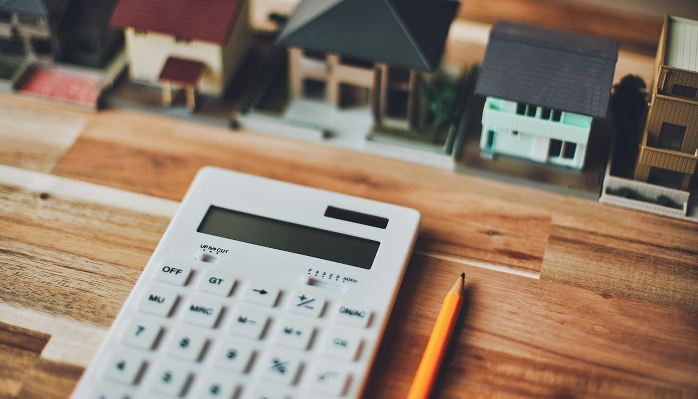 電卓と家の模型