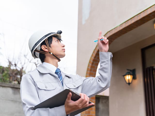 屋根の点検をする作業員