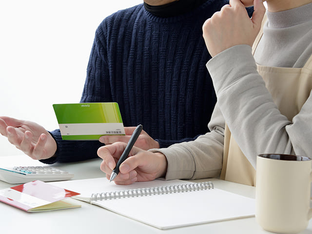 お金の話し合いをする夫婦