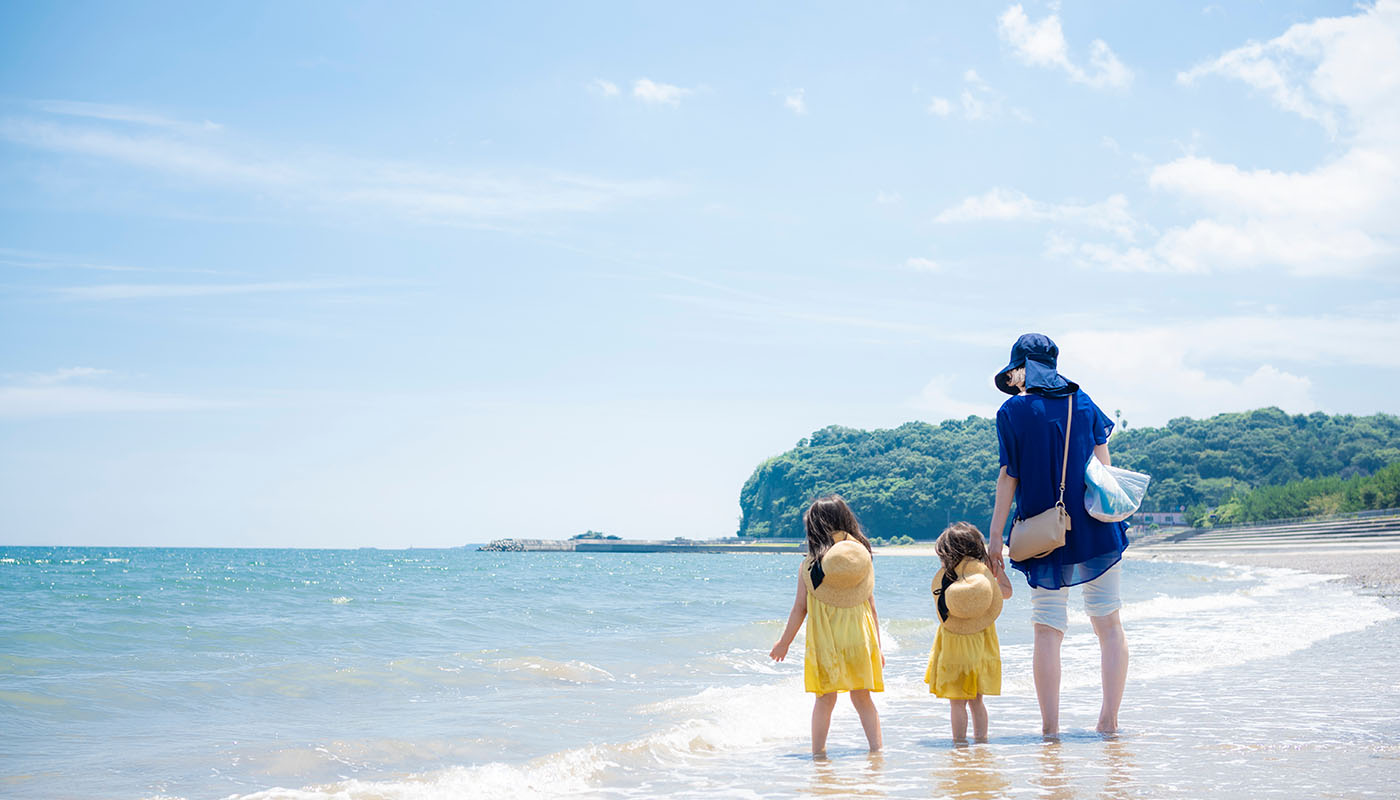 浜辺を散歩する家族