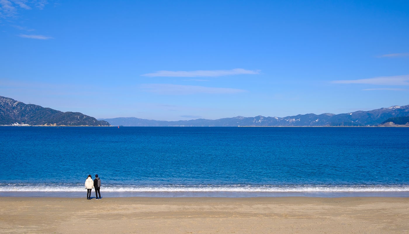 冬の海を眺める2人