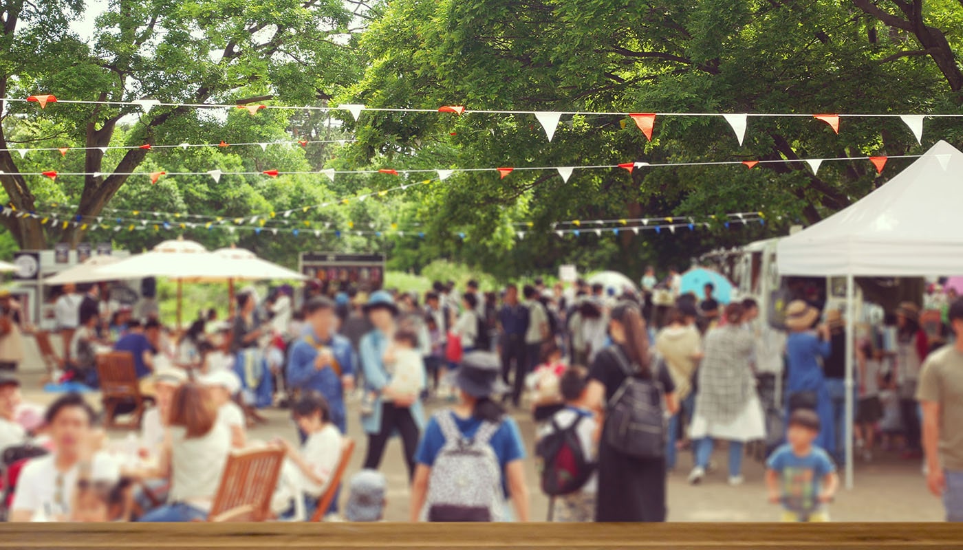 野外イベントに集まる家族