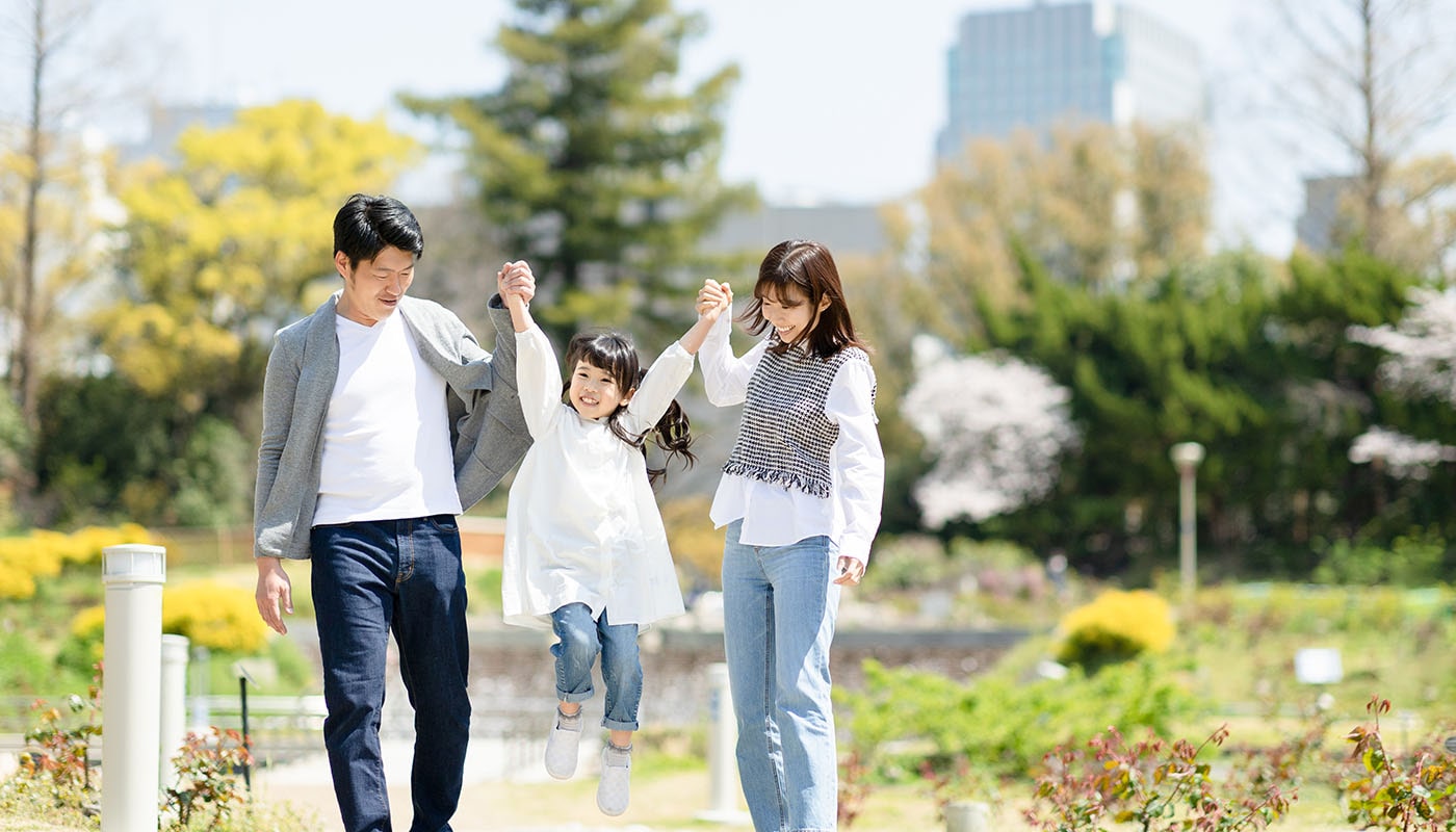 公園で遊ぶ家族