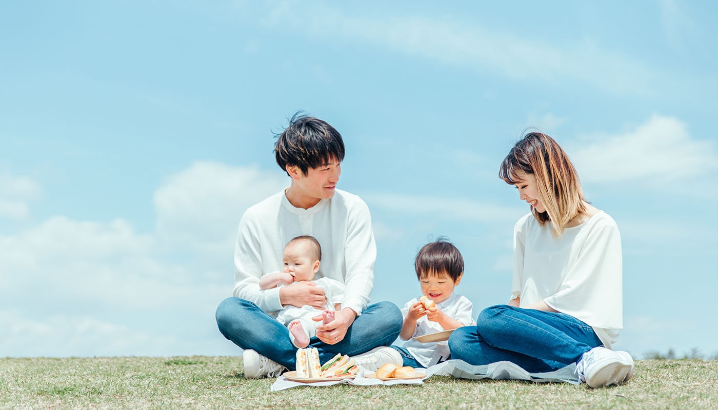 草原でピクニックする家族