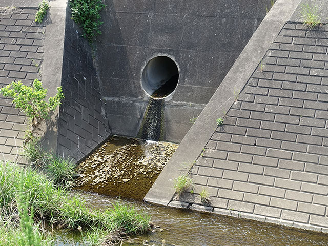 家庭から出る汚れた排水が河川や海に流れ込む