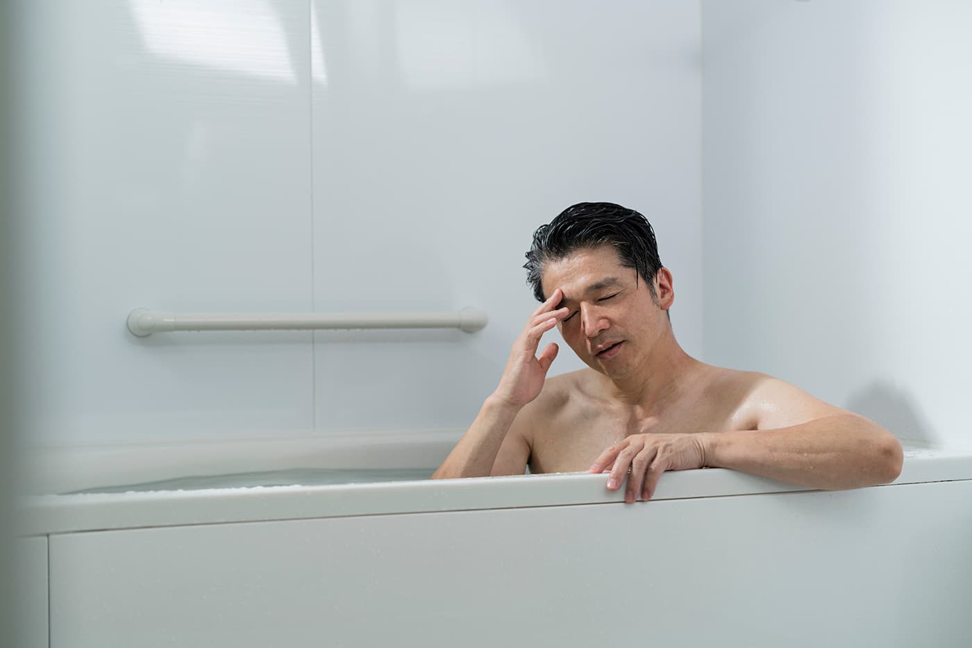 浴槽でヒートショックにおちいるイメージ