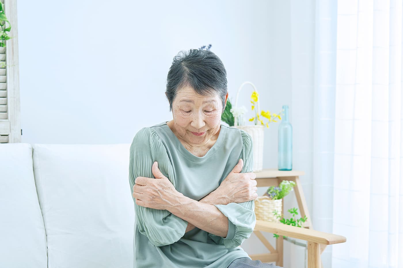 寒気を感じる女性