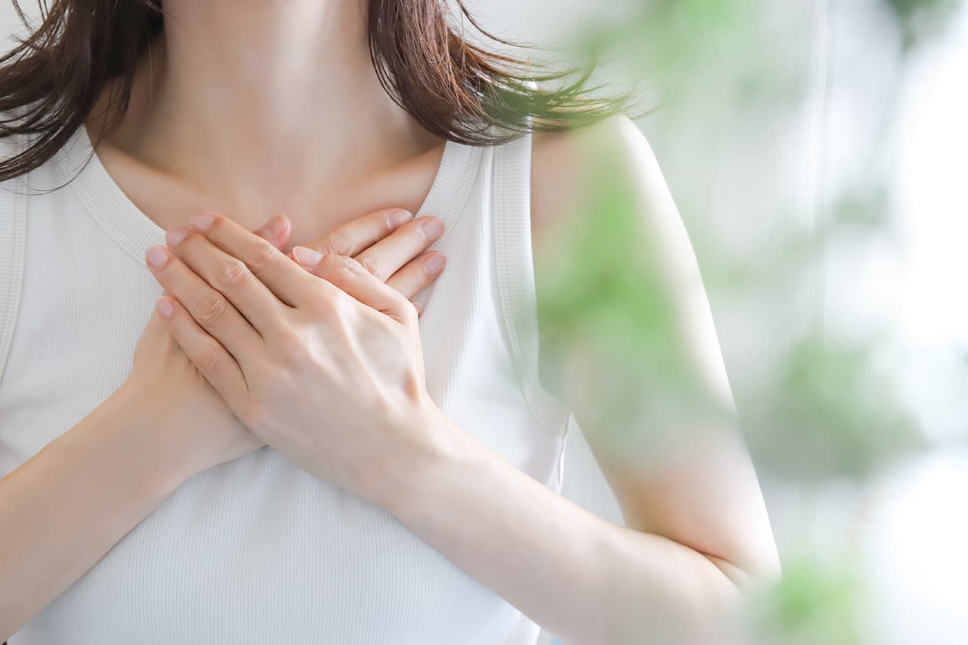 心臓を抑える女性