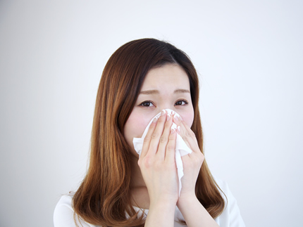 春だけじゃなく秋にも多い！花粉症の原因と対策