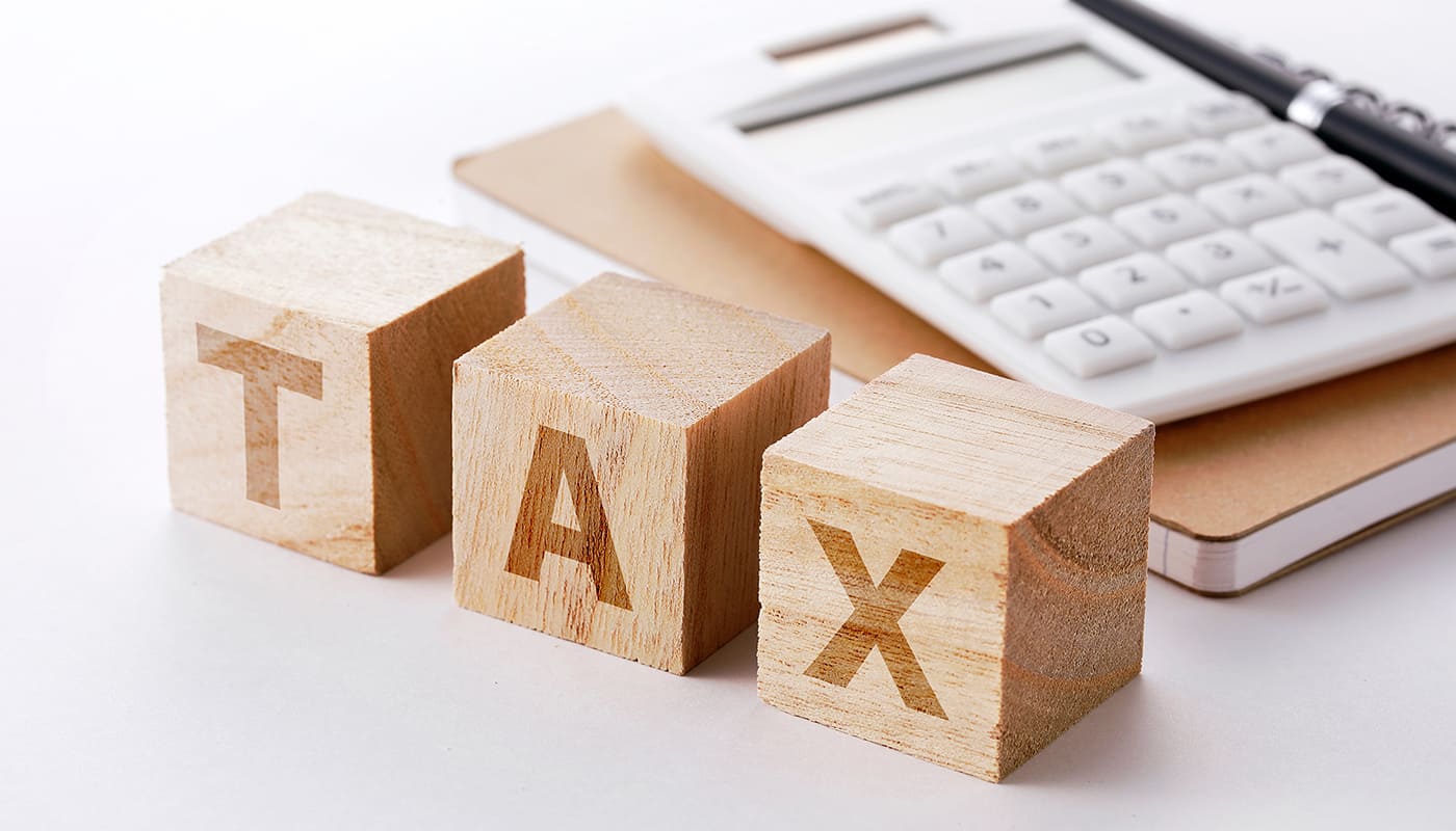 TAXと書かれたブロックと電卓