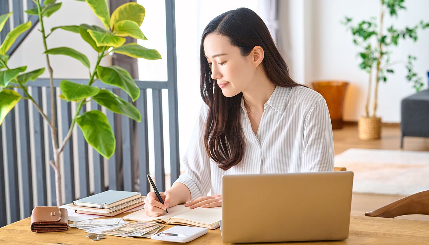 お金の計算をする女性