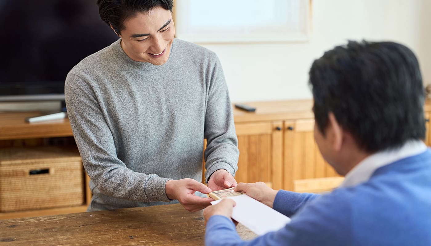 父親からお金を受け取る息子