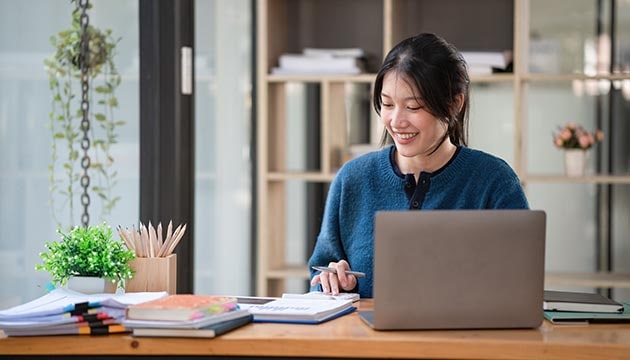 パソコンを開き税の計算する女性