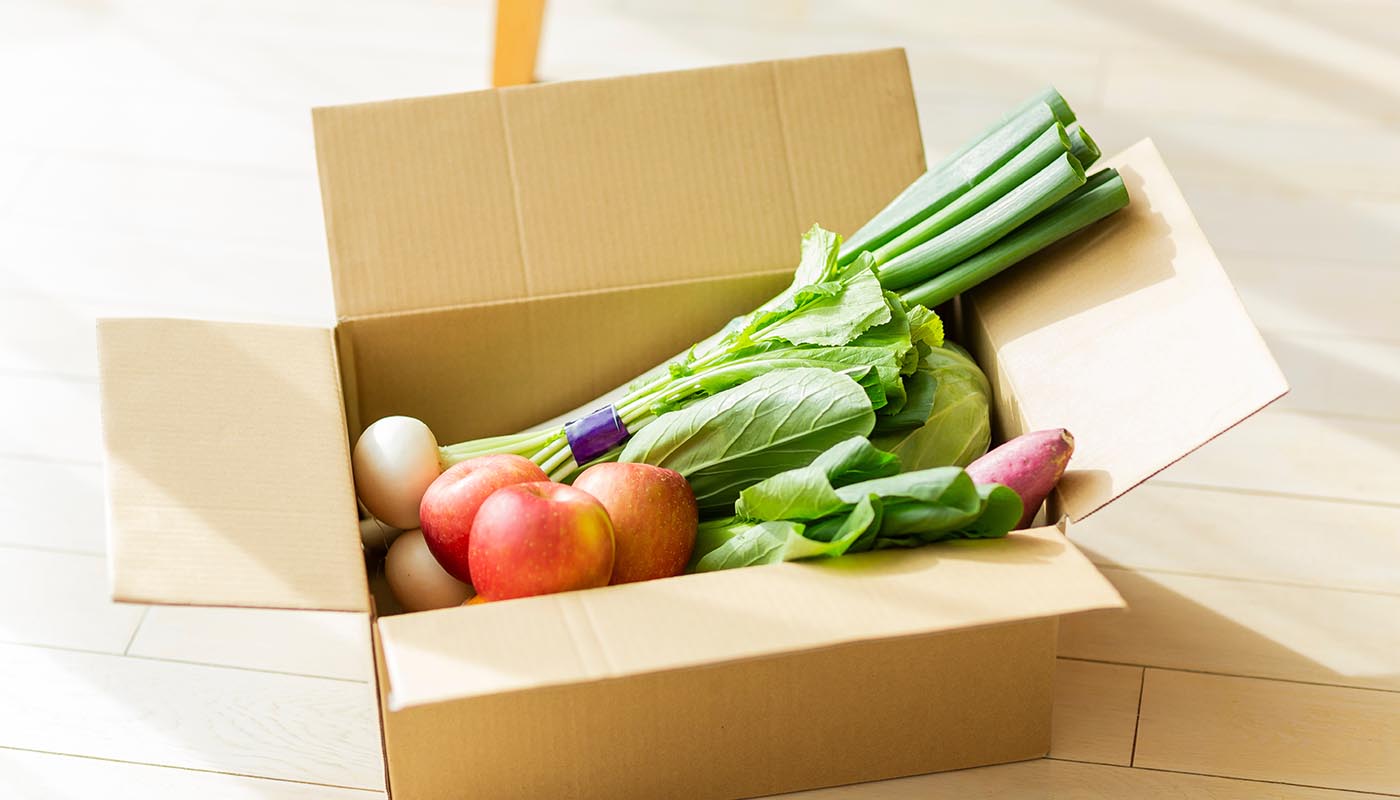 段ボールに入った野菜と果物