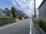 落ち着いた佇まいのマンションが立ち並び、空が広く感じられる穏やかな街並みです。日々の暮らしに静けさと心地よい開放感をもたらす、住環境として調和の取れた風景が広がっています
　20m